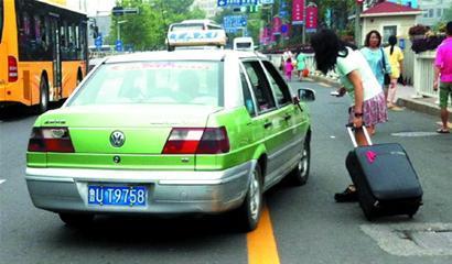 青島火車站周邊出租車挑客拒載現(xiàn)象嚴(yán)重，監(jiān)管亟待加強(qiáng)