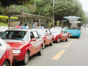 出租車違規(guī)占用公交站臺，監(jiān)管重拳出擊嚴懲不貸